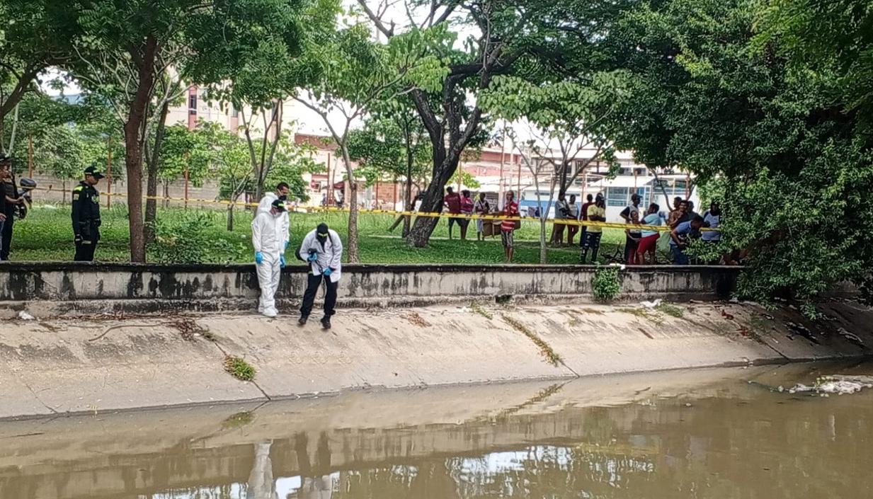 La Sijin de la Policía en el lugar donde fue encontrado el cuerpo. 