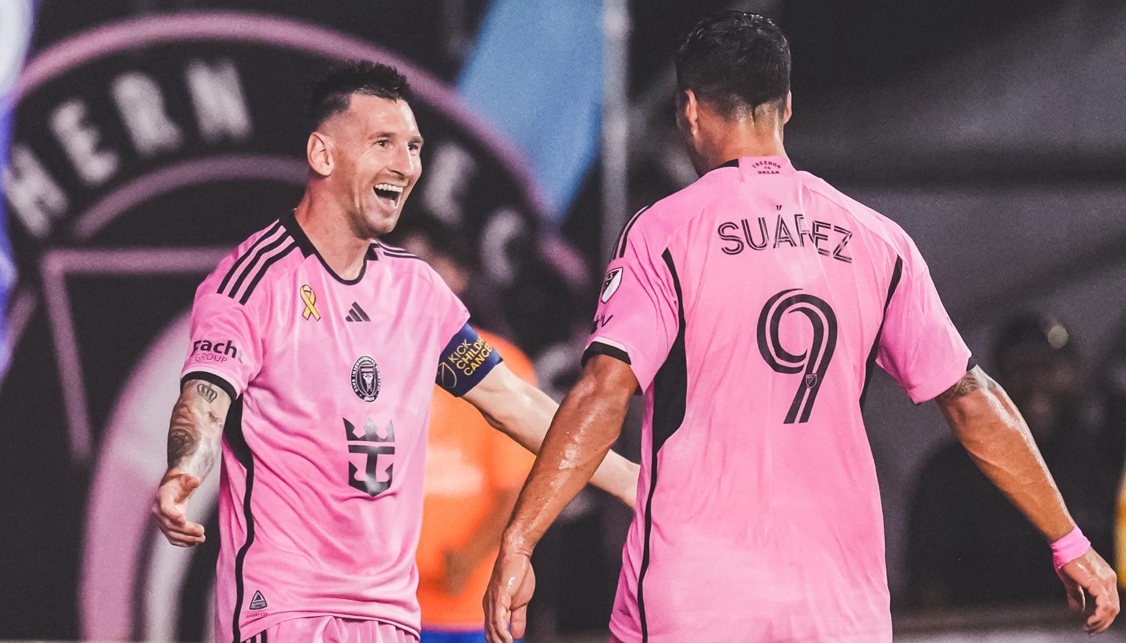 Lionel Messi celebrando con Luis Suárez. 