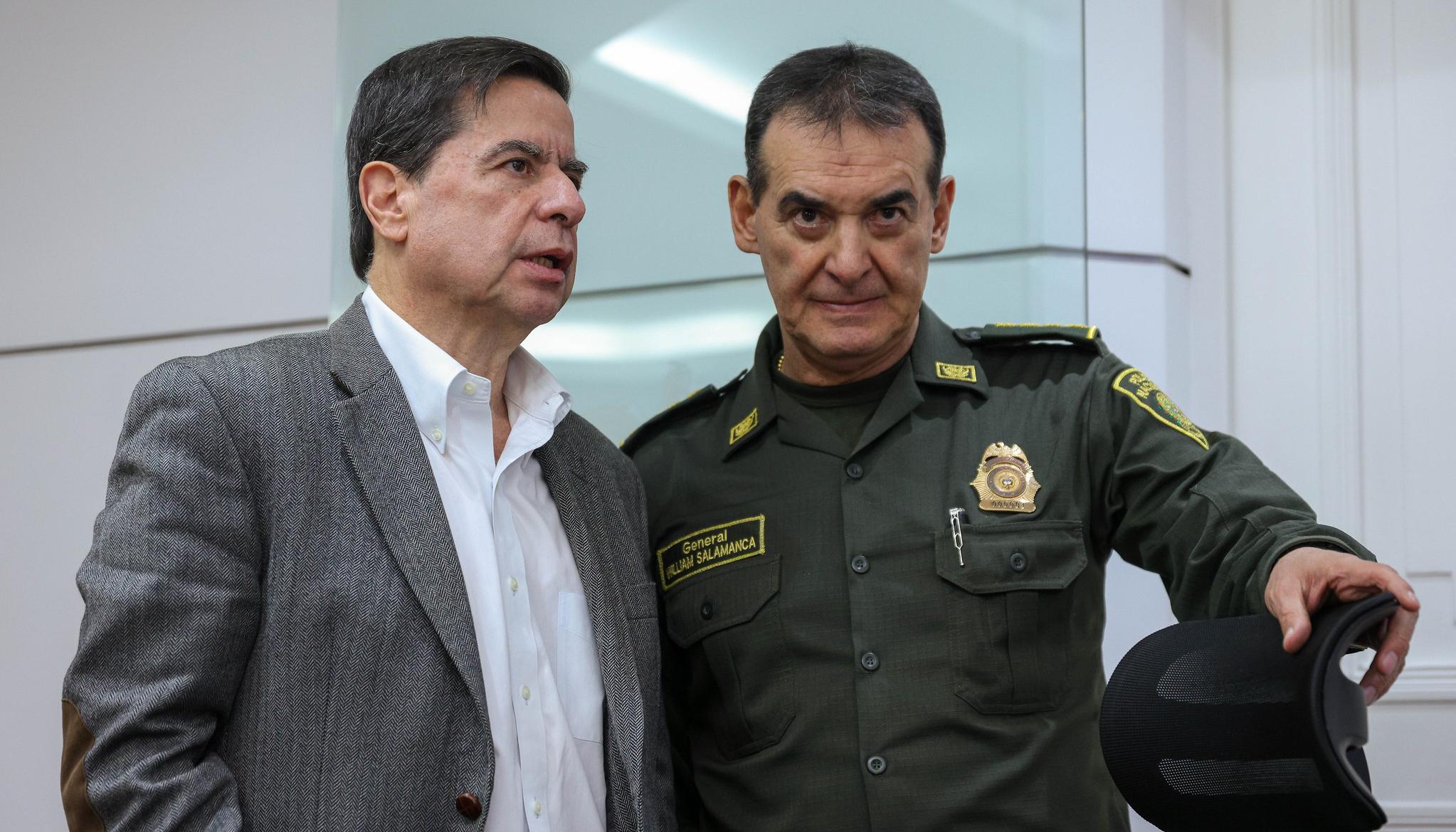 El ministro del Interior, Juan Fernando Cristo, y el director de la Policía, general William René Salamanca.