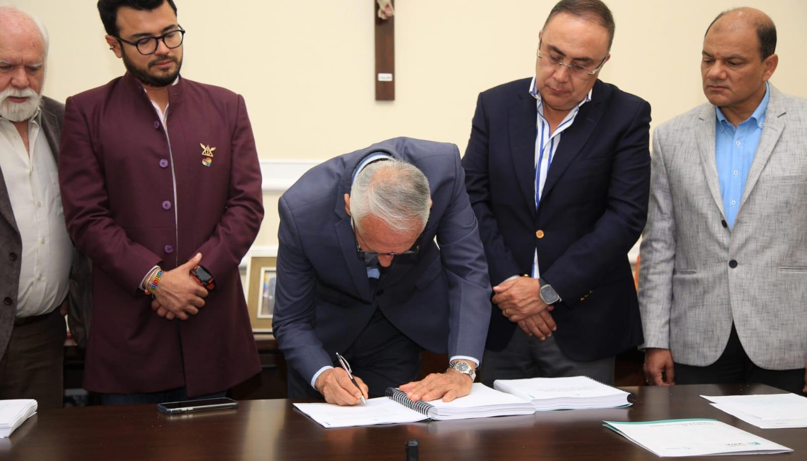 El ministro de Salud, Guillermo Alfonso Jaramillo, firmando la Reforma a la Salud.