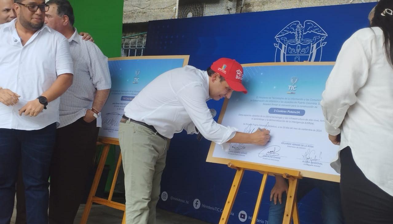 El Ministro de las TIC, Mauricio Lizcano, firmando el convenio.