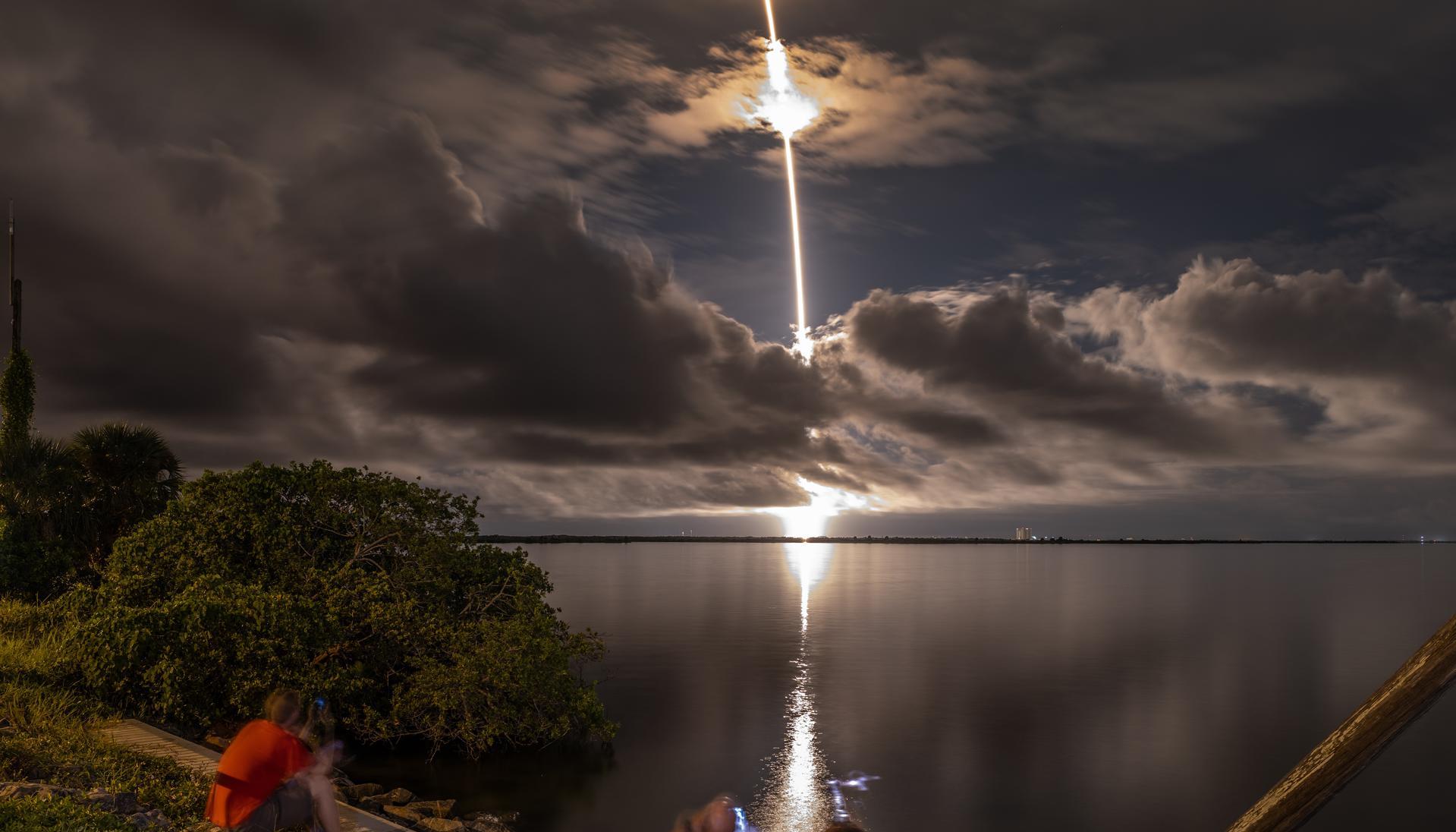 La misión Polaris Dawn despega en un cohete Falcon 9 de SpaceX desde el Complejo de Lanzamiento 39A del Centro Espacial Kennedy en Cabo Cañaveral, Florida.