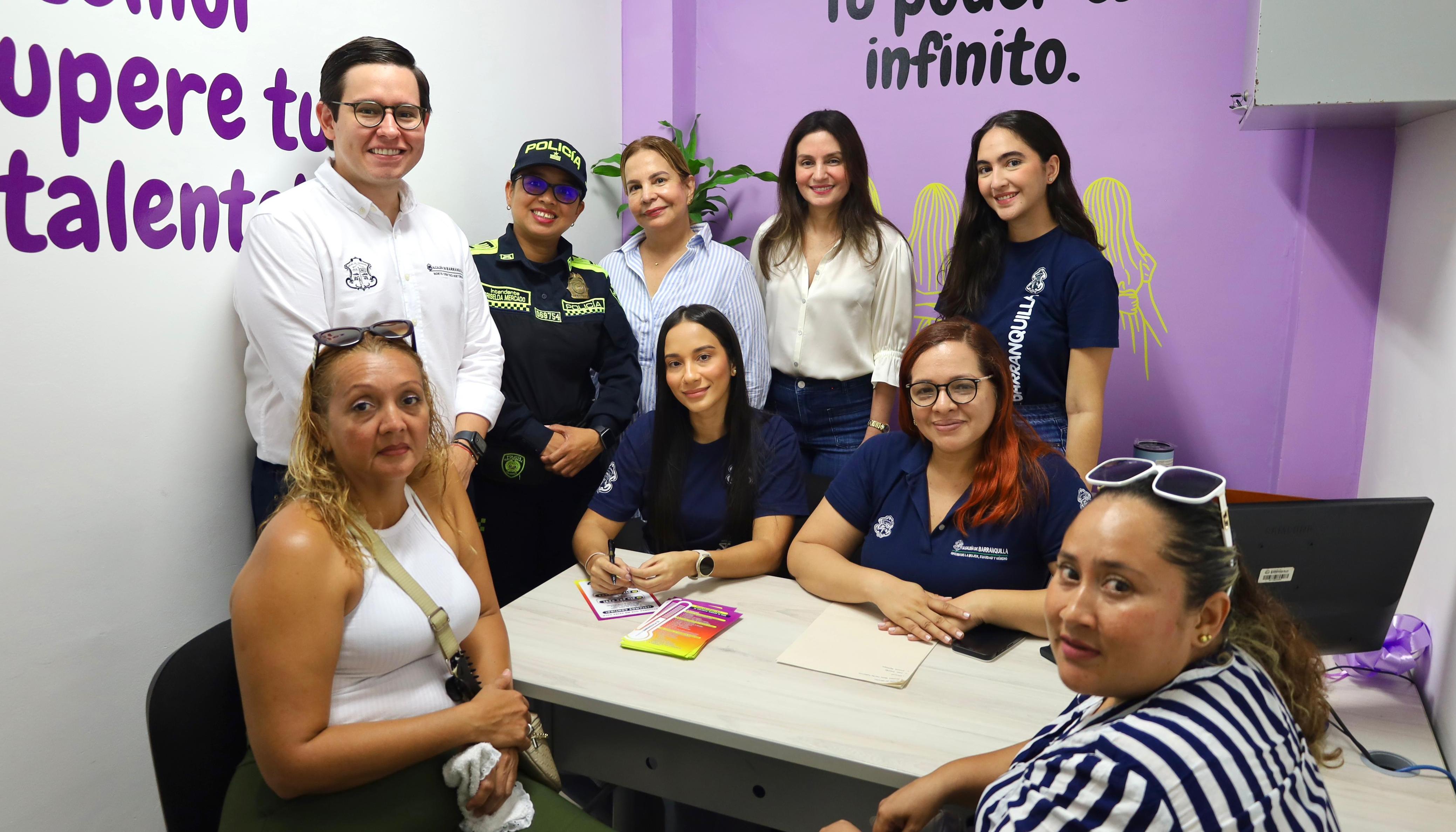 La primera dama del Distrito Katia Nule, el Alcalde de la localidad Norte Centro Histórico Laurian Puerta Ruiz y funcionarios del Distrito y Policía durante la inauguración del nuevo punto de la Oficina de la Mujer.