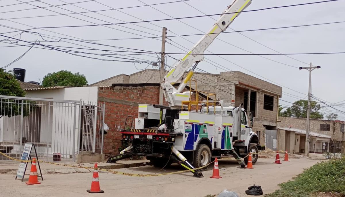 Personal de Air-e trabajando en Riohacha