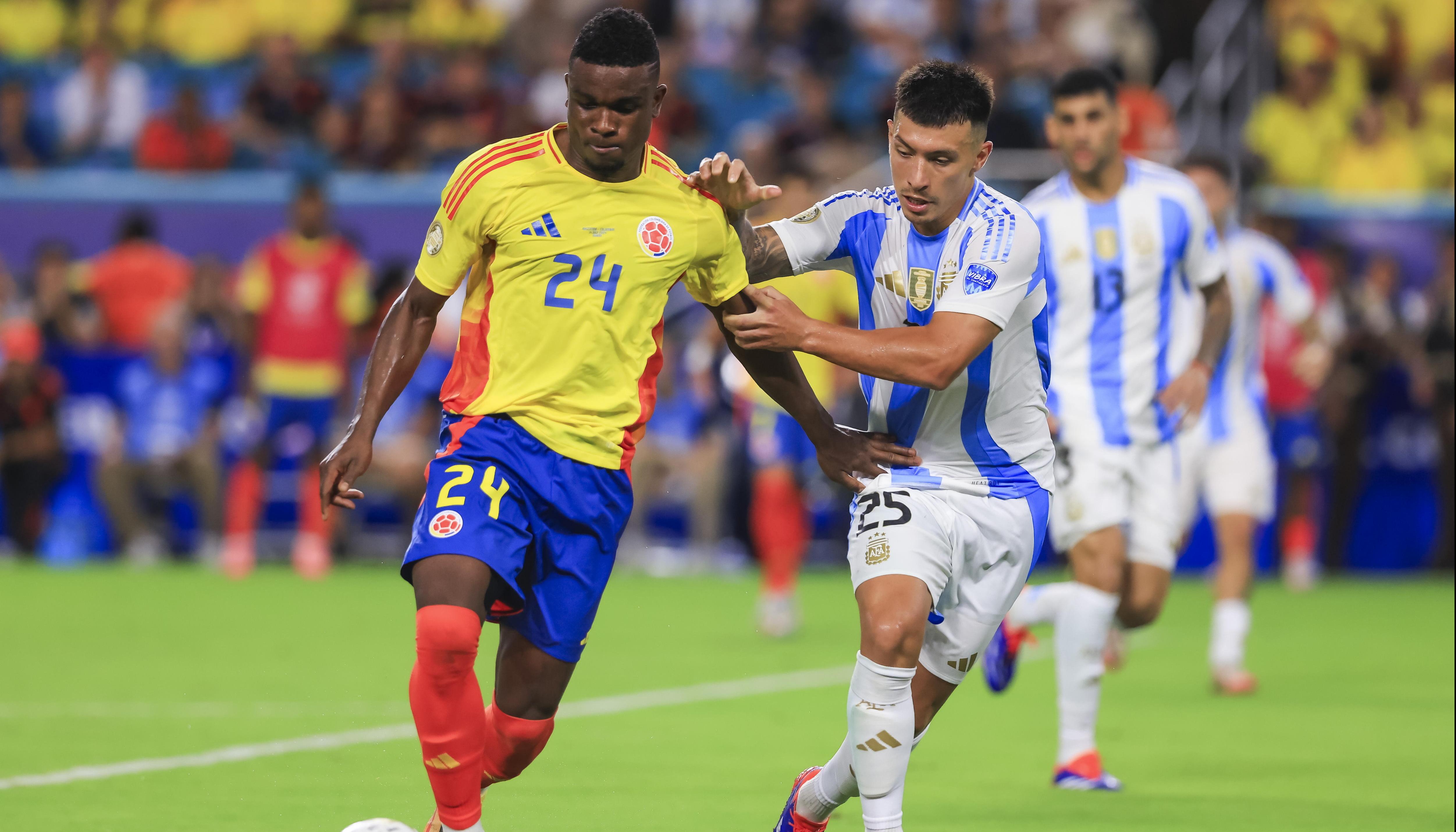 Jhon Córdoba y Lisandro Martínez, en la final de Copa América.