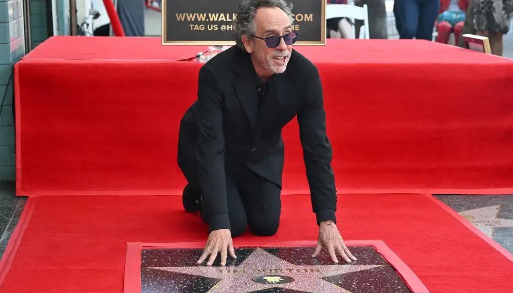 Tim Burton recibiendo su estrella en el Paseo de la Fama de Hollywood.