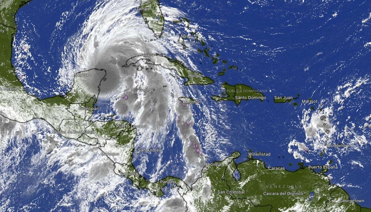 Bandas nubosas de la tormenta tropical Helene logran verse en un sector del Caribe colombiano. 