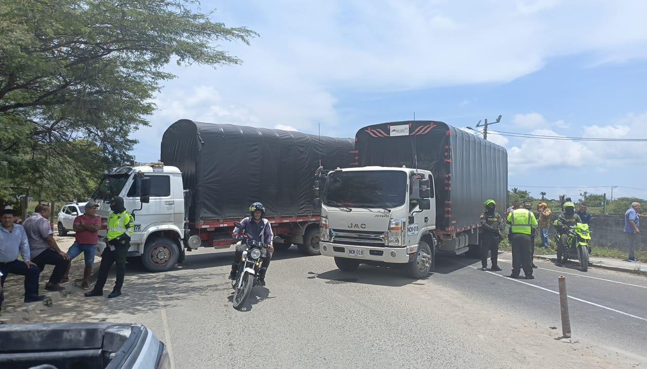 Camiones bloqueando la vía que conecta a Barranquilla con Palermo. 