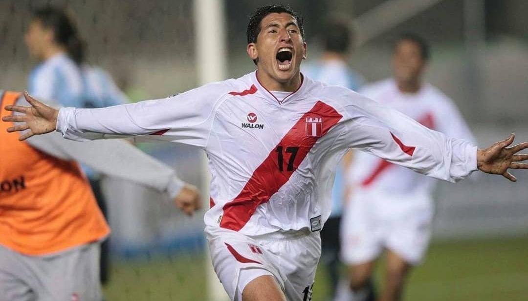 Johan Fano celebrando un gol contra Argentina en las Eliminatorias 2010.