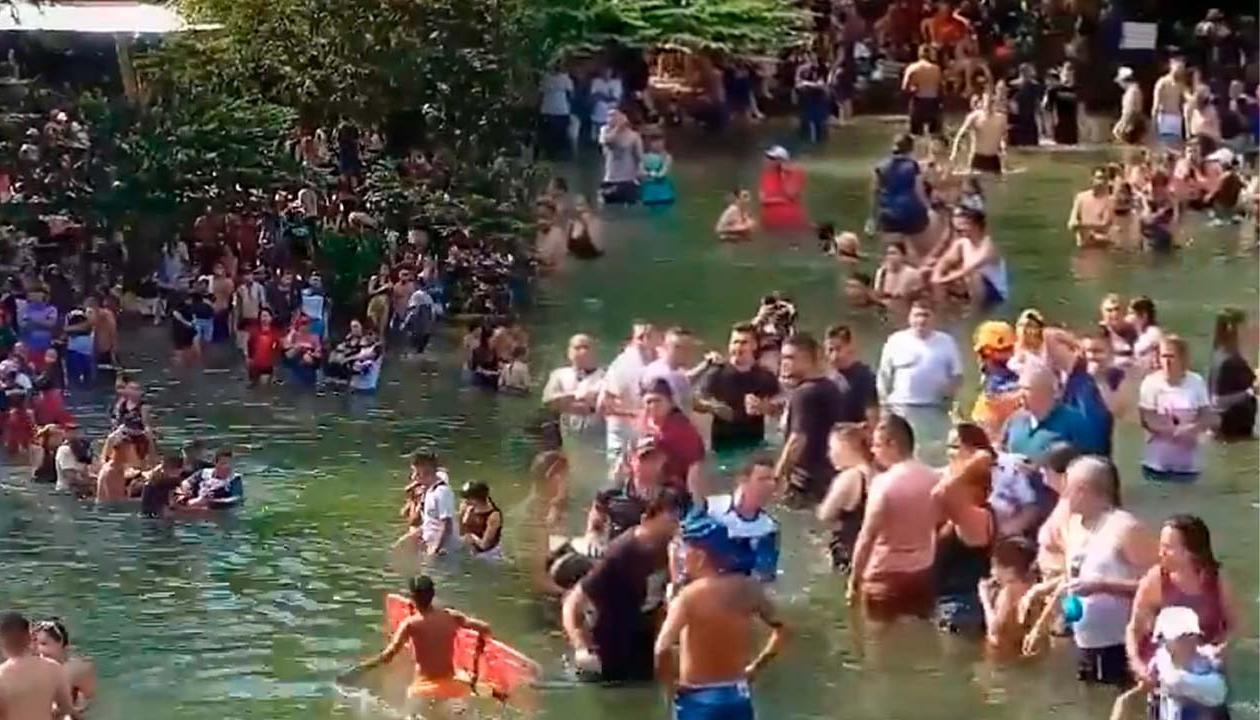 Los lesionados tuvieron que ser evacuados en camilla en medio del rio.