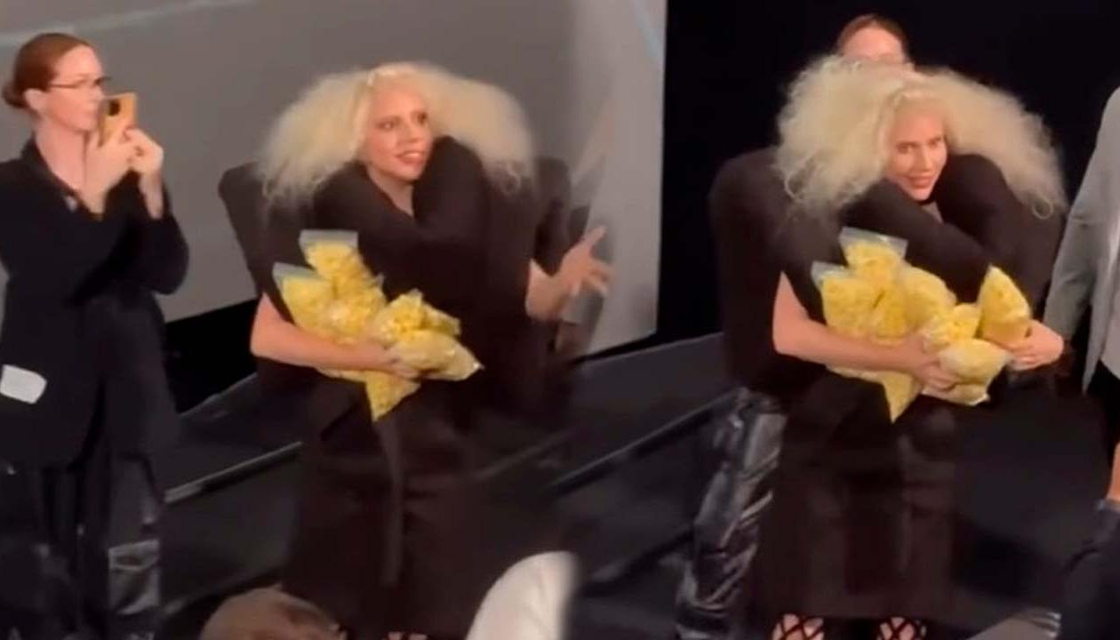 Lady Gaga entregando palomitas de maíz a sus seguidores. 