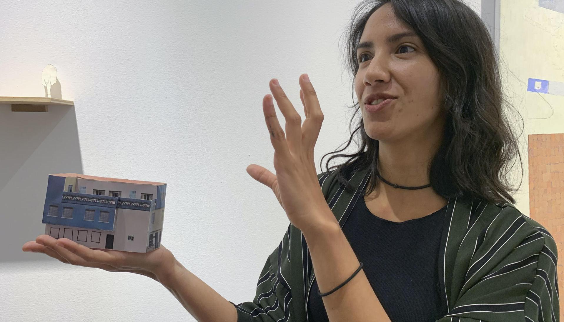 La artista colombiana Nathalia Lasso junto a su obra 'Recortable N.º 1', en el Centro Cultural García Márquez.