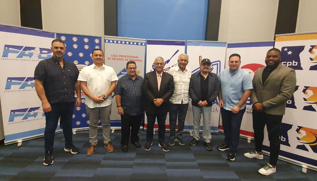 Miembros de la junta directiva de la Asociación de Béisbol de las Américas. 