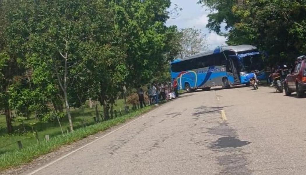 El bus que fue atravesado en la vía por guerrilleros del ELN. 