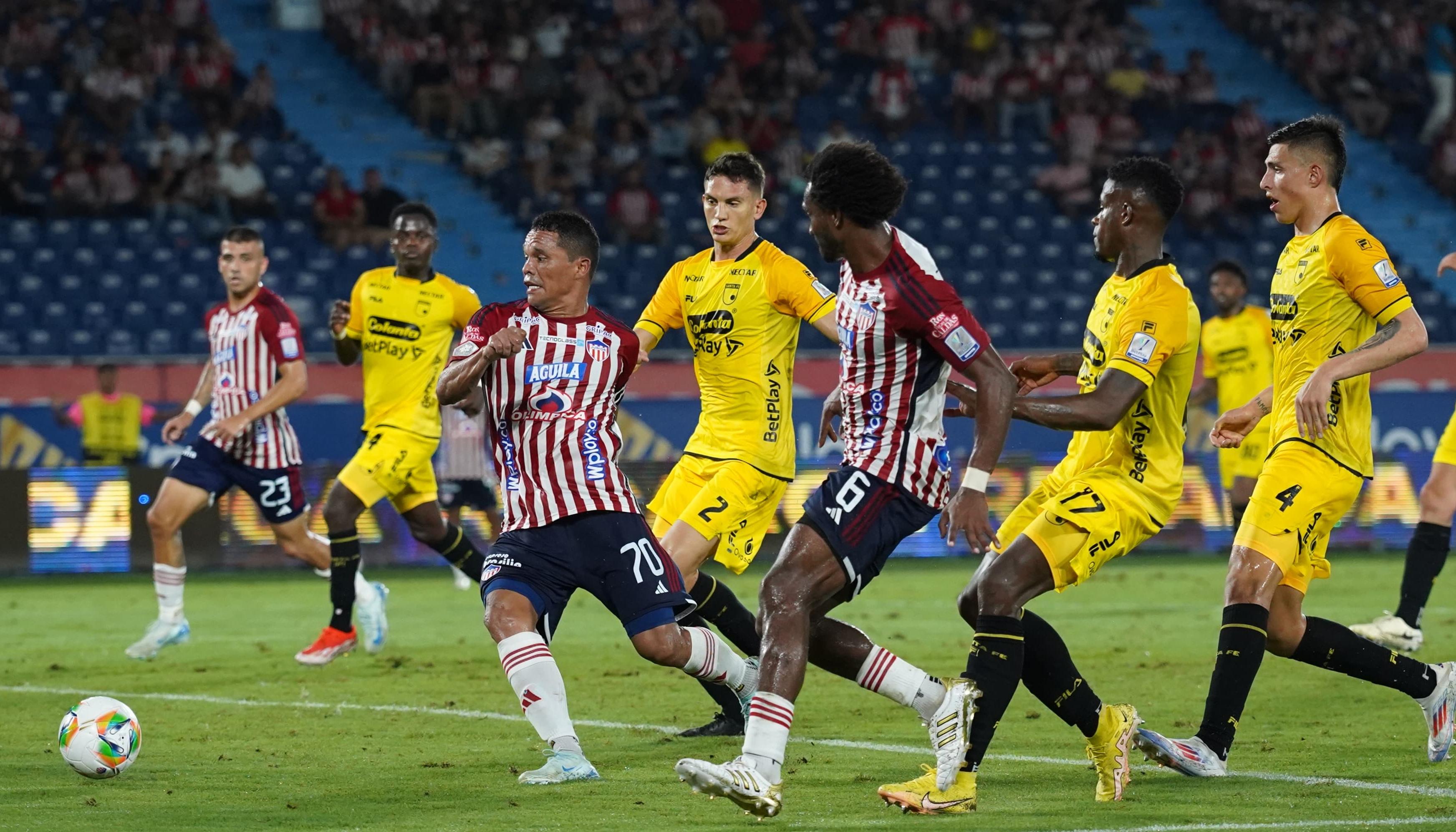 Carlos Bacca en uno de los ataques de Junior sobre la portería de Santa Fe. 