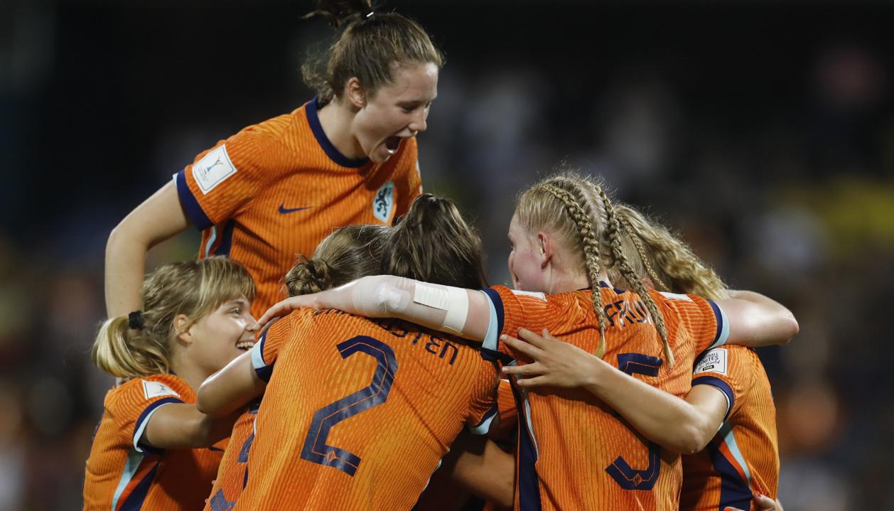 Jugadoras de Países Bajos celebran uno de sus goles ante Francia.