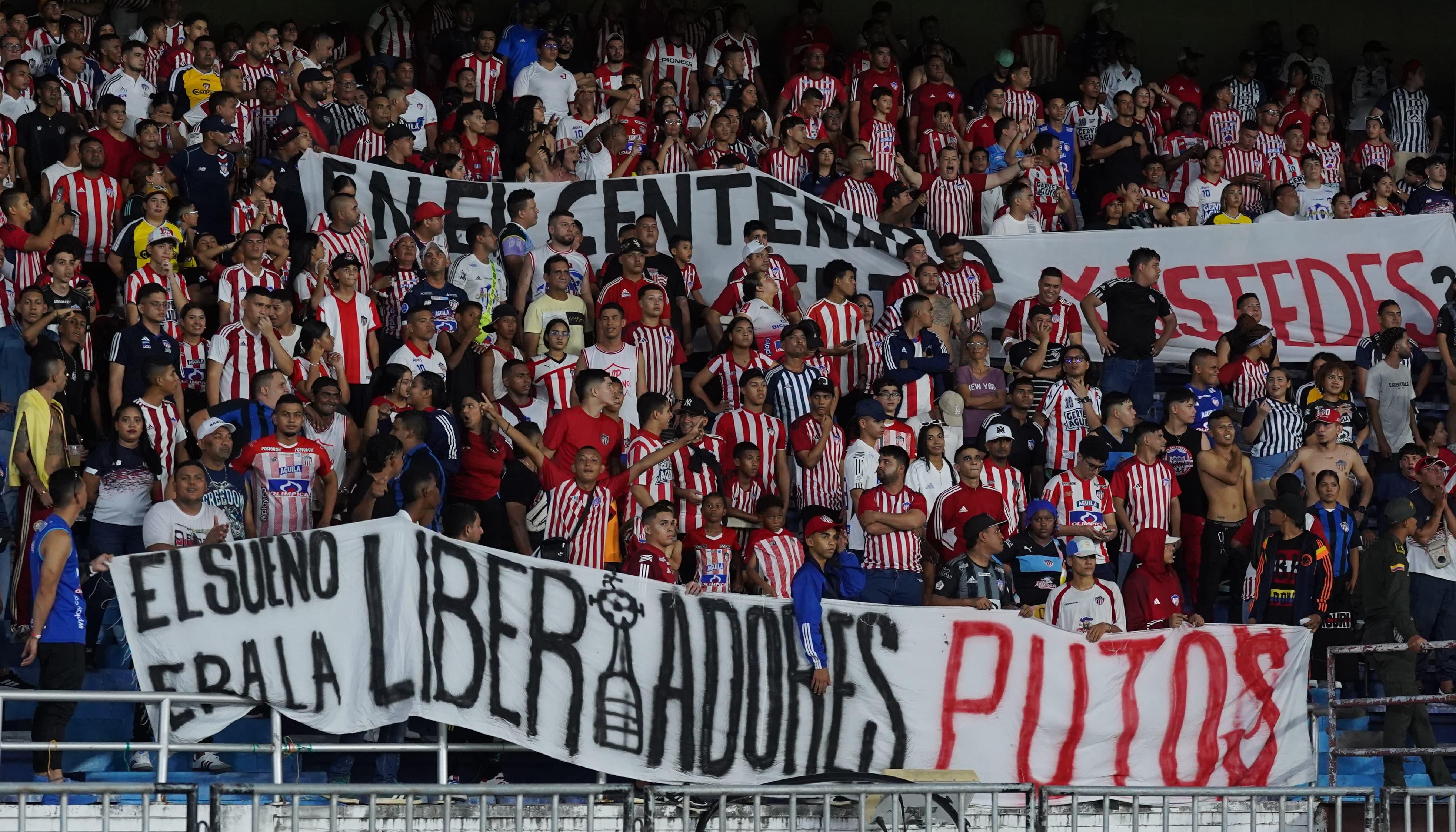 Una de las pancartas que aparecieron en la tribuna norte. 