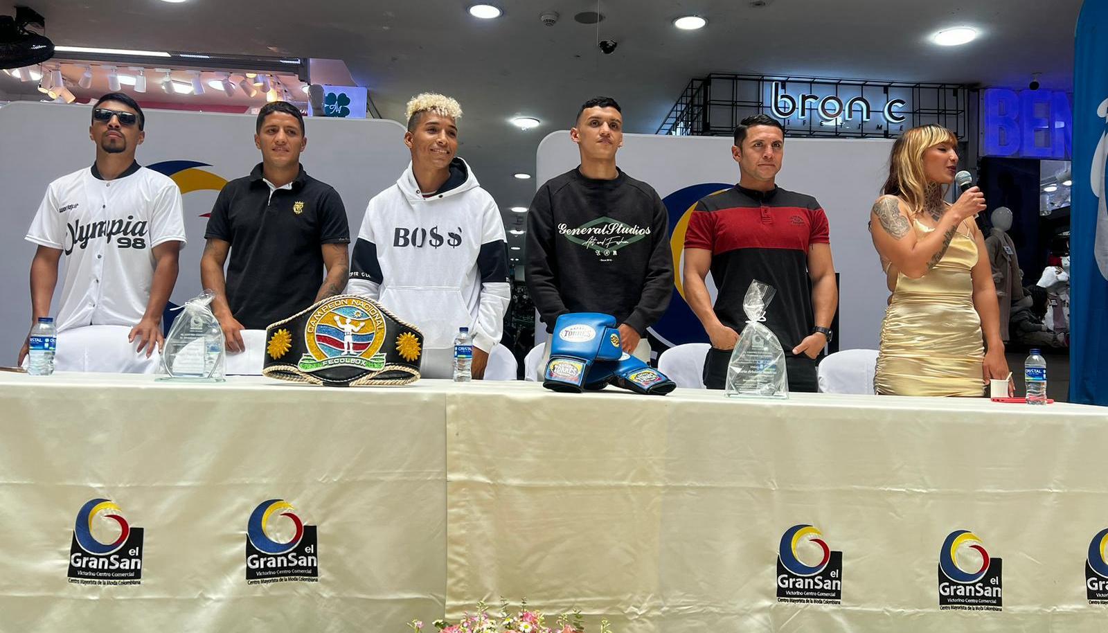 Grupo de boxeadores que participará en la tercera edición de 'Ring de Honor', en Bogotá. 