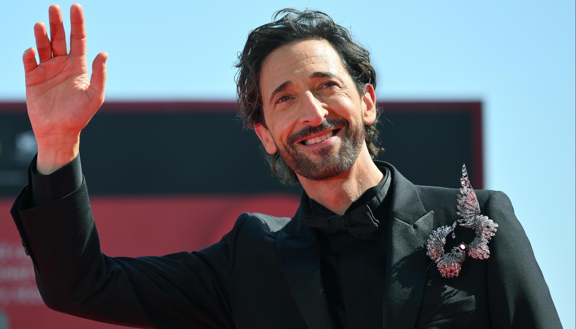 El actor estadounidense Adrien Brody llega al estreno de 'The Brutalist'. 