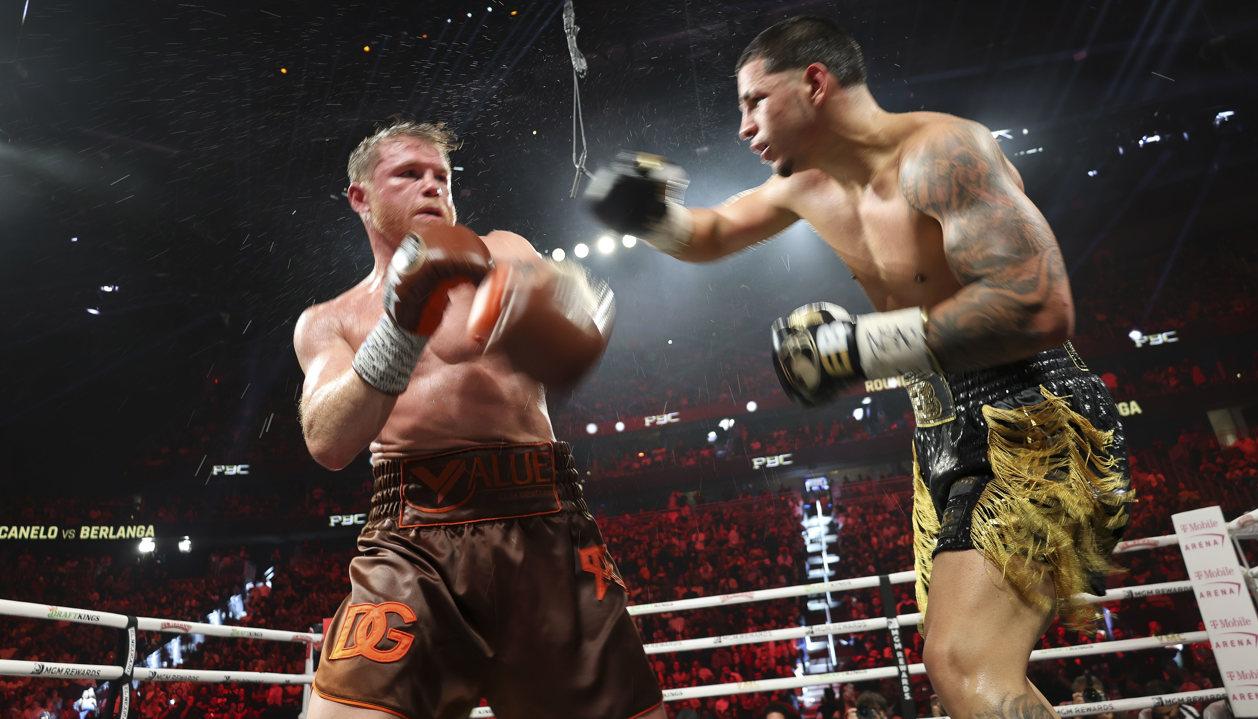 Saúl 'Canelo' Álvarez durante su pelea con el puertorriqueño Édgar Berlanga.