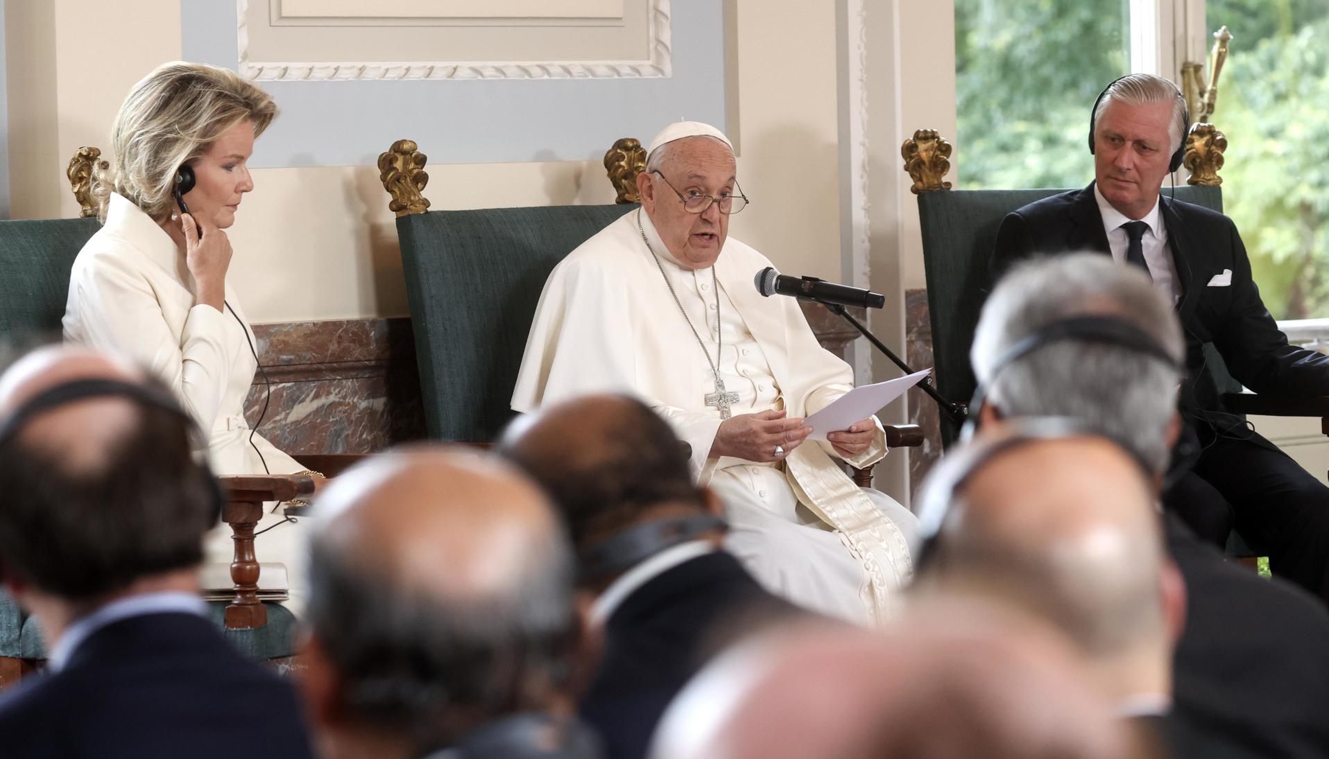 El Papa Francisco este viernes en un discurso ante autoridades belgas con los reyes Felipe y Matilde.