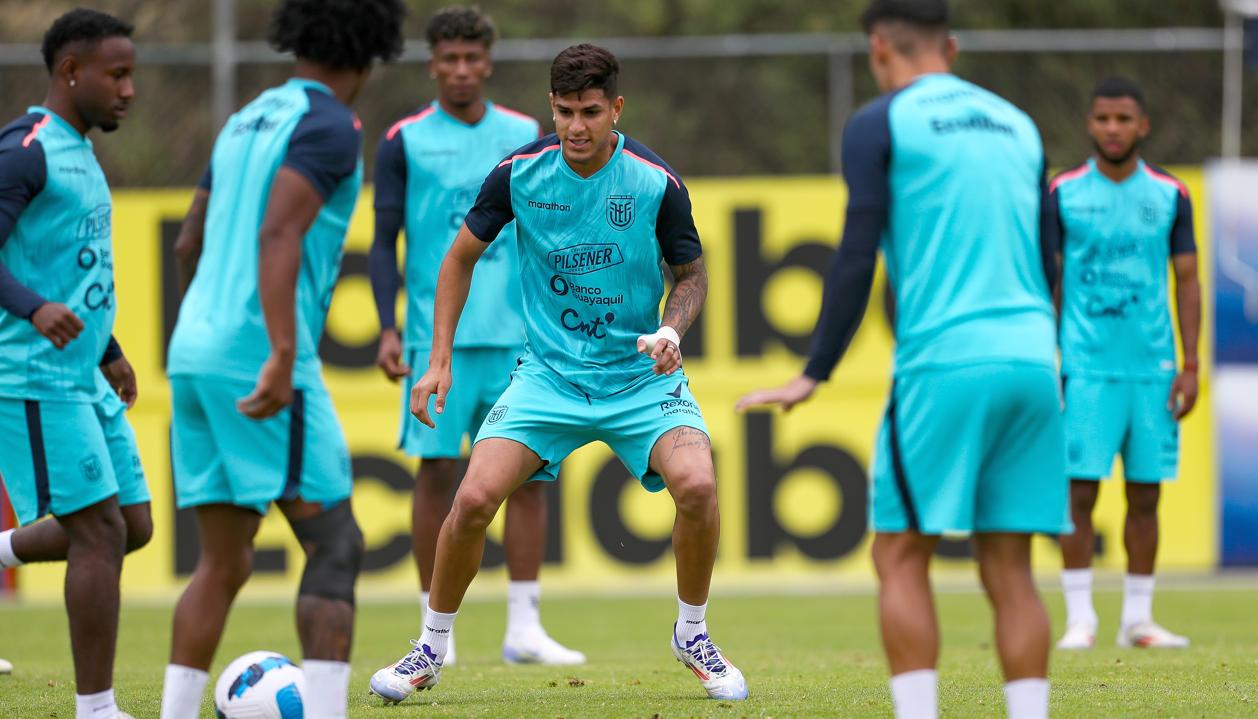 Jugadores de la selección ecuatoriana durante un entrenamiento previo al juego contra Perú. 