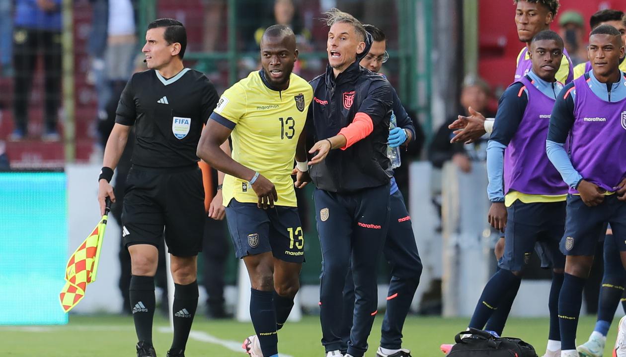 Enner Valencia festeja su gol con el técnico Sebastián Beccacece.