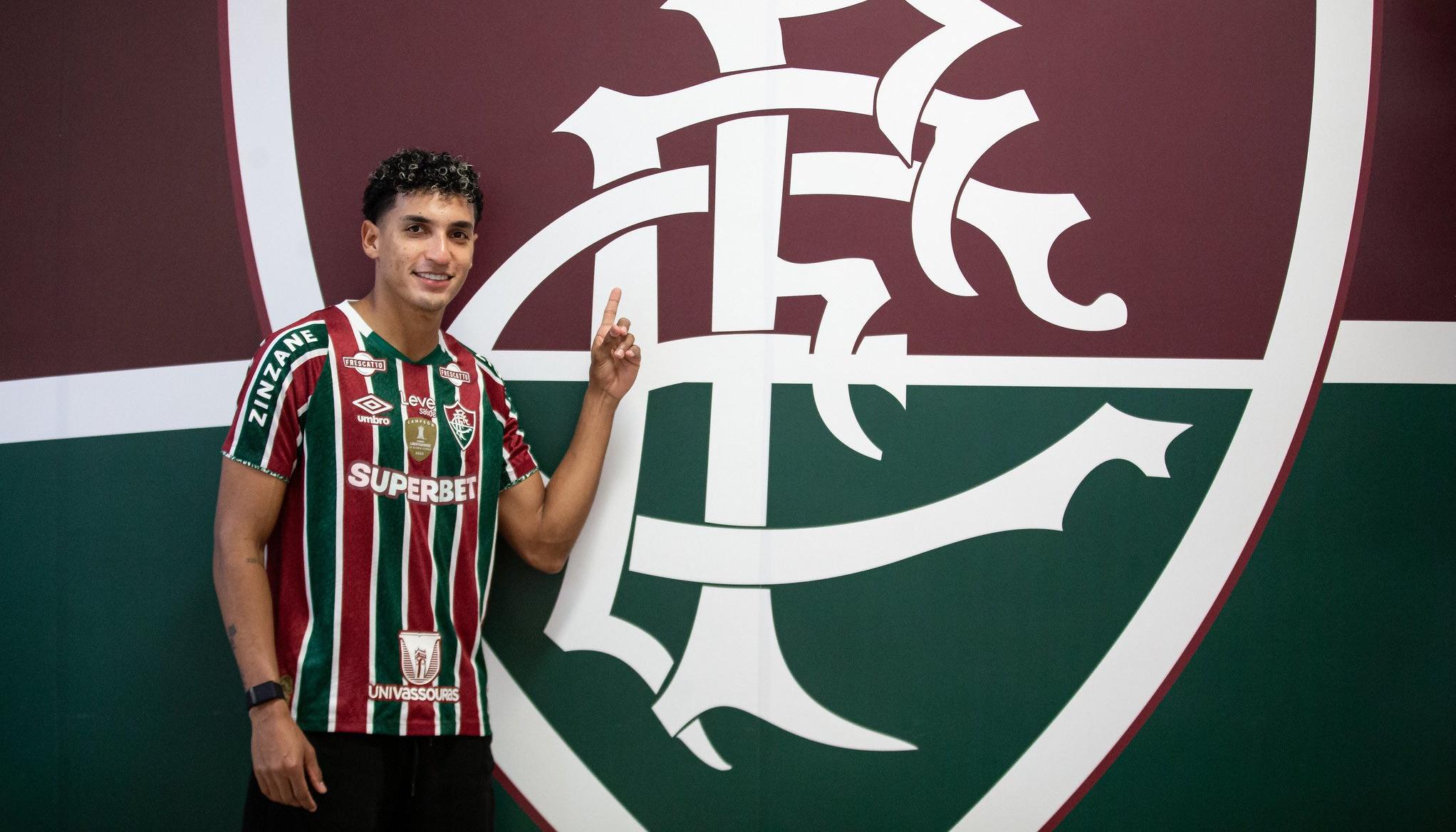 Gabriel Fuentes posando con la camiseta de su nuevo equipo. 