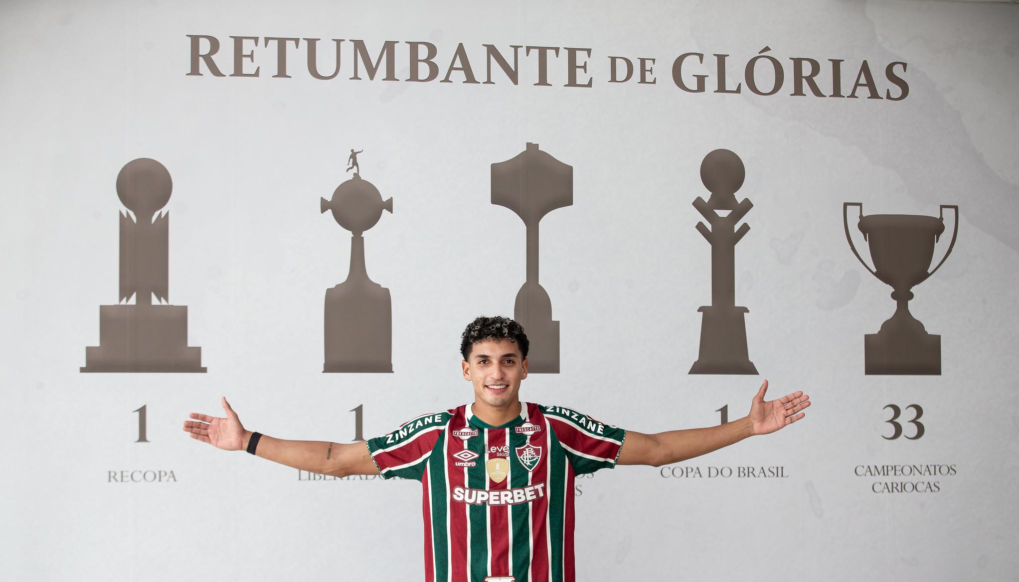 Gabriel Fuentes en el muro que resume los títulos logrados por Fluminense.