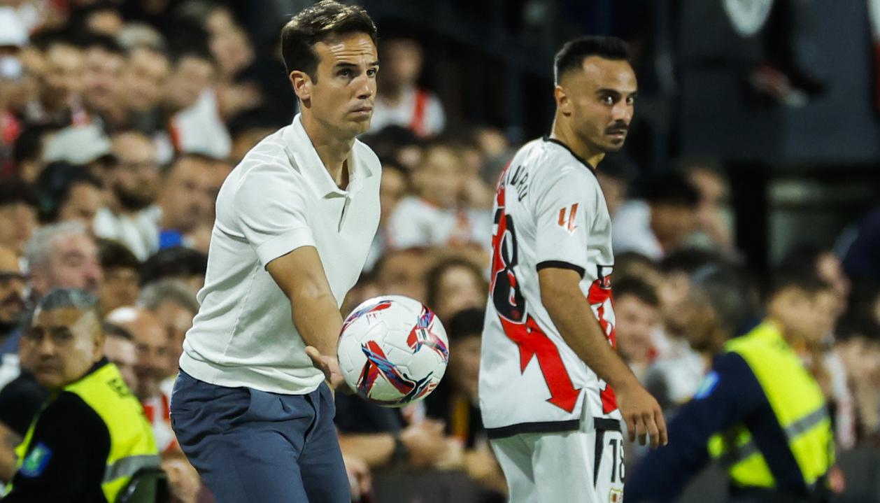 Iñigo Pérez, entrenador del Rayo Vallecano, durante el juego contra Osasuna.