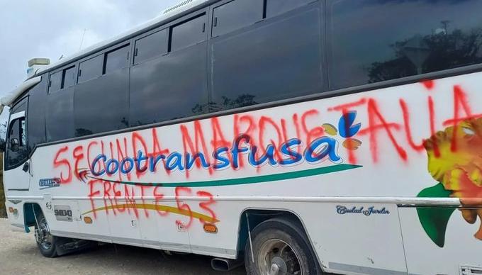 Fotografía del bus con grafiti alusivo al Frente 53 de la 'Segunda Marquetalia'.  