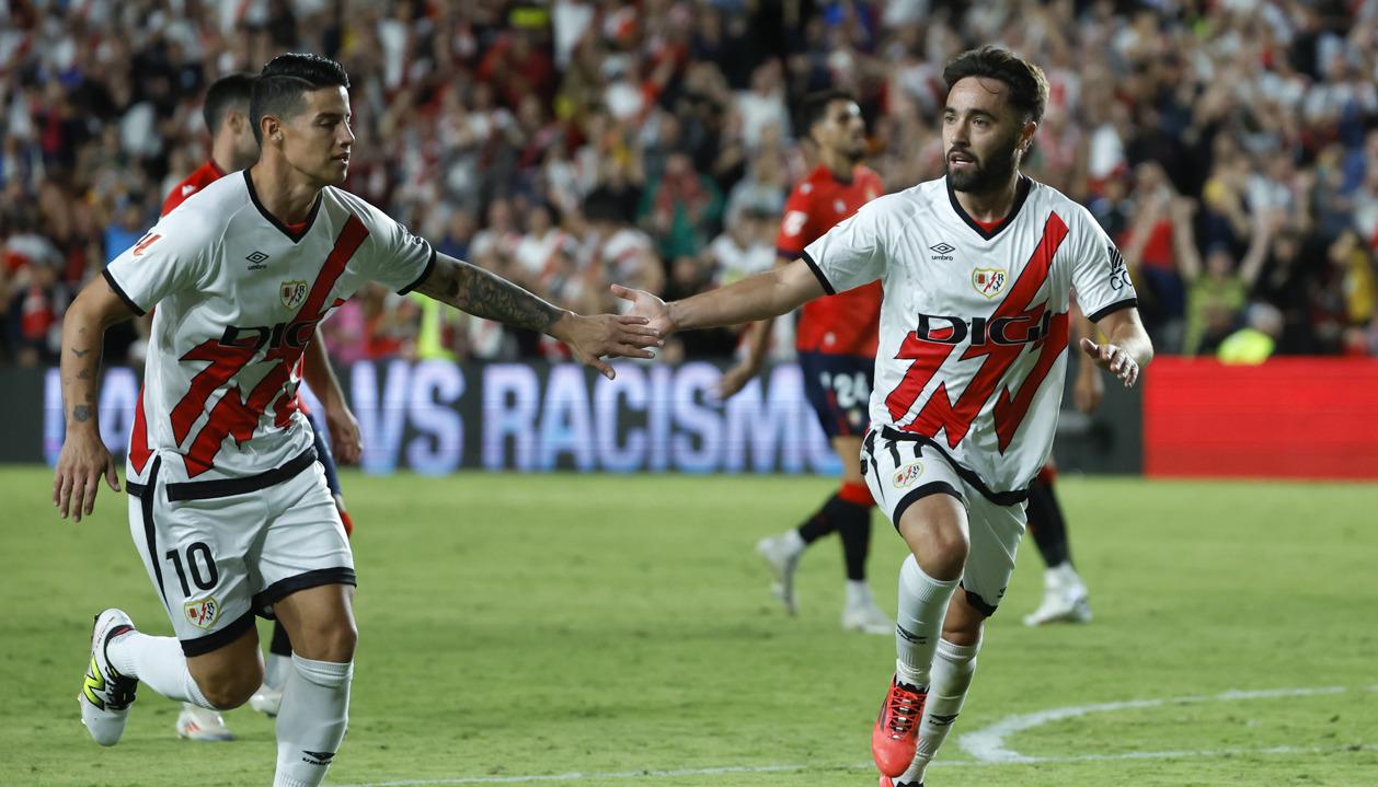 James Rodríguez felicita a Unai López, autor del tercer gol del Rayo Vallecano.