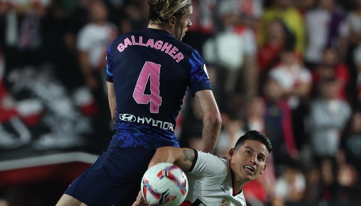 James Rodríguez en acción durante el partido contra el Atlético de Madrid.