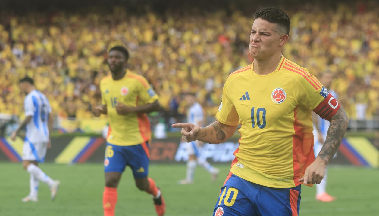  James Rodríguez celebra tras marcar, de pena máxima, el segundo gol de Colombia.