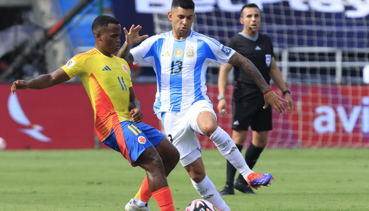 Jhon Arias toma posesión del balón ante la marca de Cristian Romero.