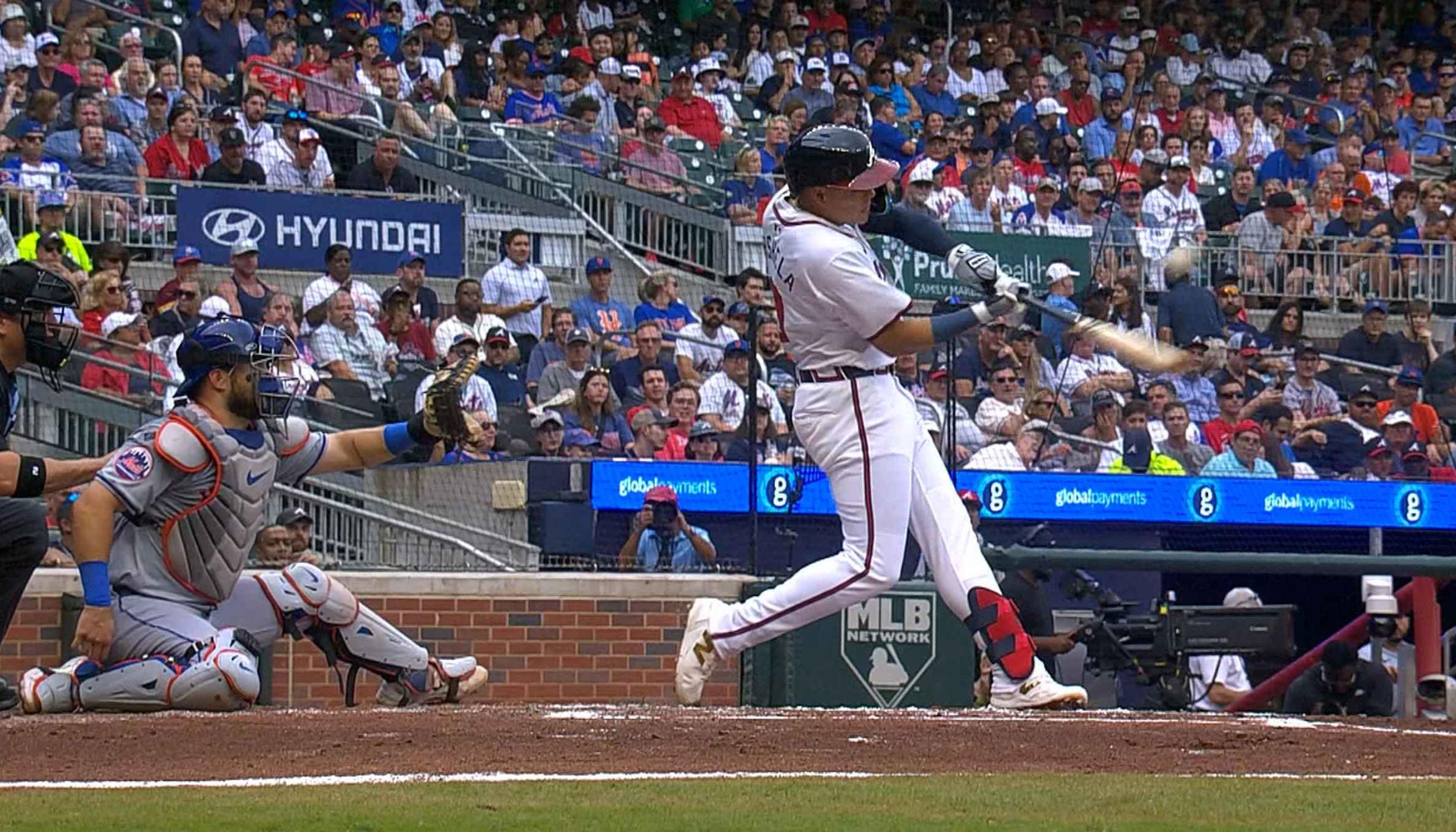 Gio Urshela conecta el sencillo con el que empujó la primera carrera de los Bravos. 