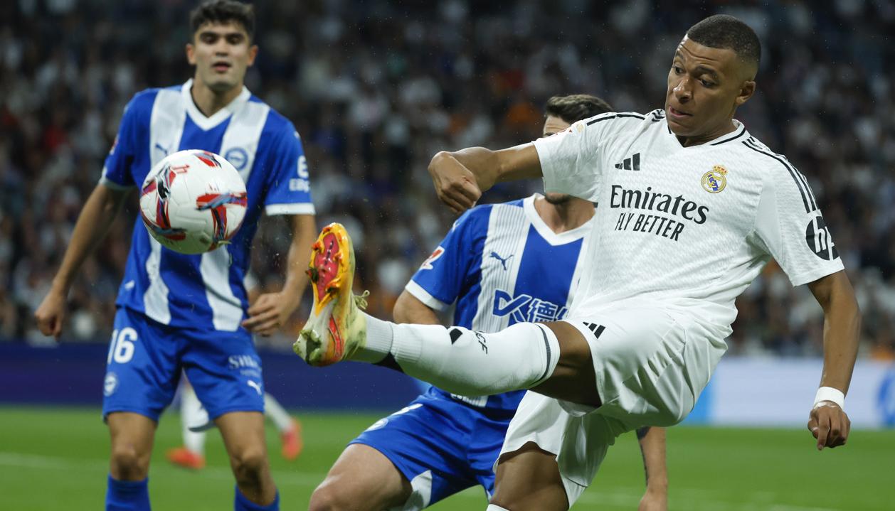 Kylian Mbappé durante el partido del Real Madrid contra Alavés. 