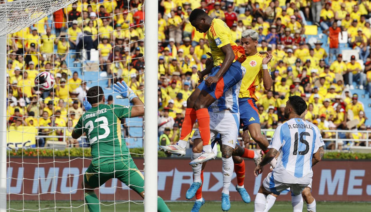 Yerson Mosquera marca de cabeza el gol que puso arriba a Colombia sobre Argentina.