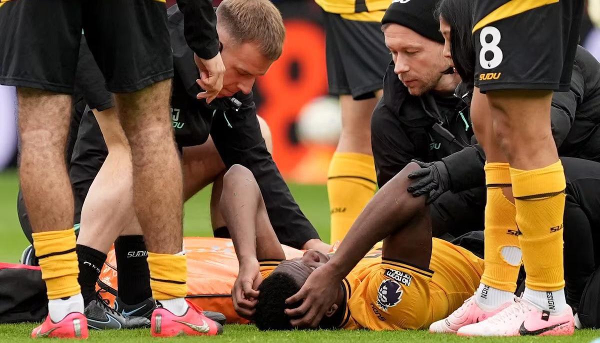 Yerson Mosquera atendido en la cancha tras su lesión en el juego contra Aston Villa.