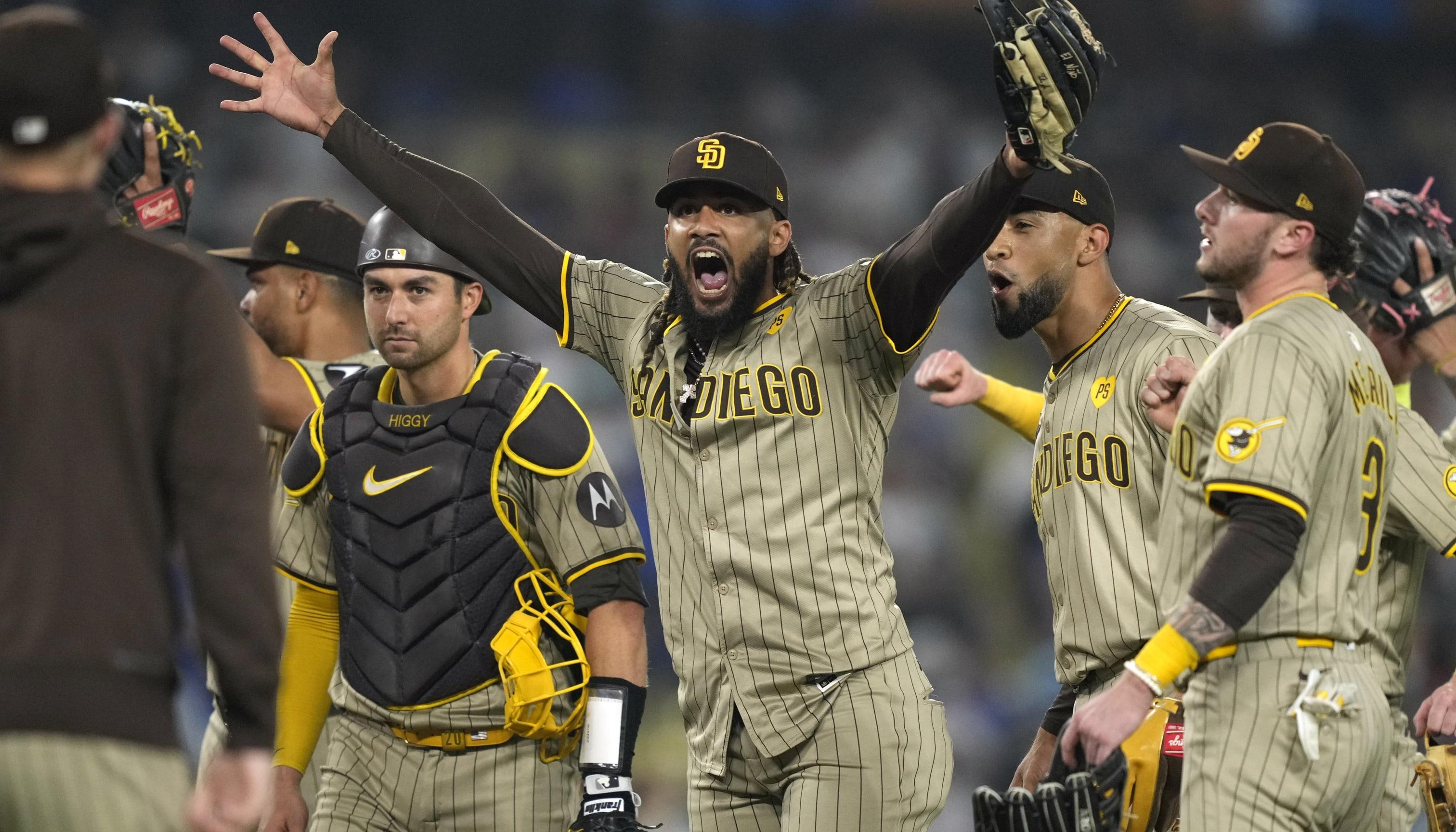 El festejo de los peloteros de los Padres tras derrotar a los Dodgers.