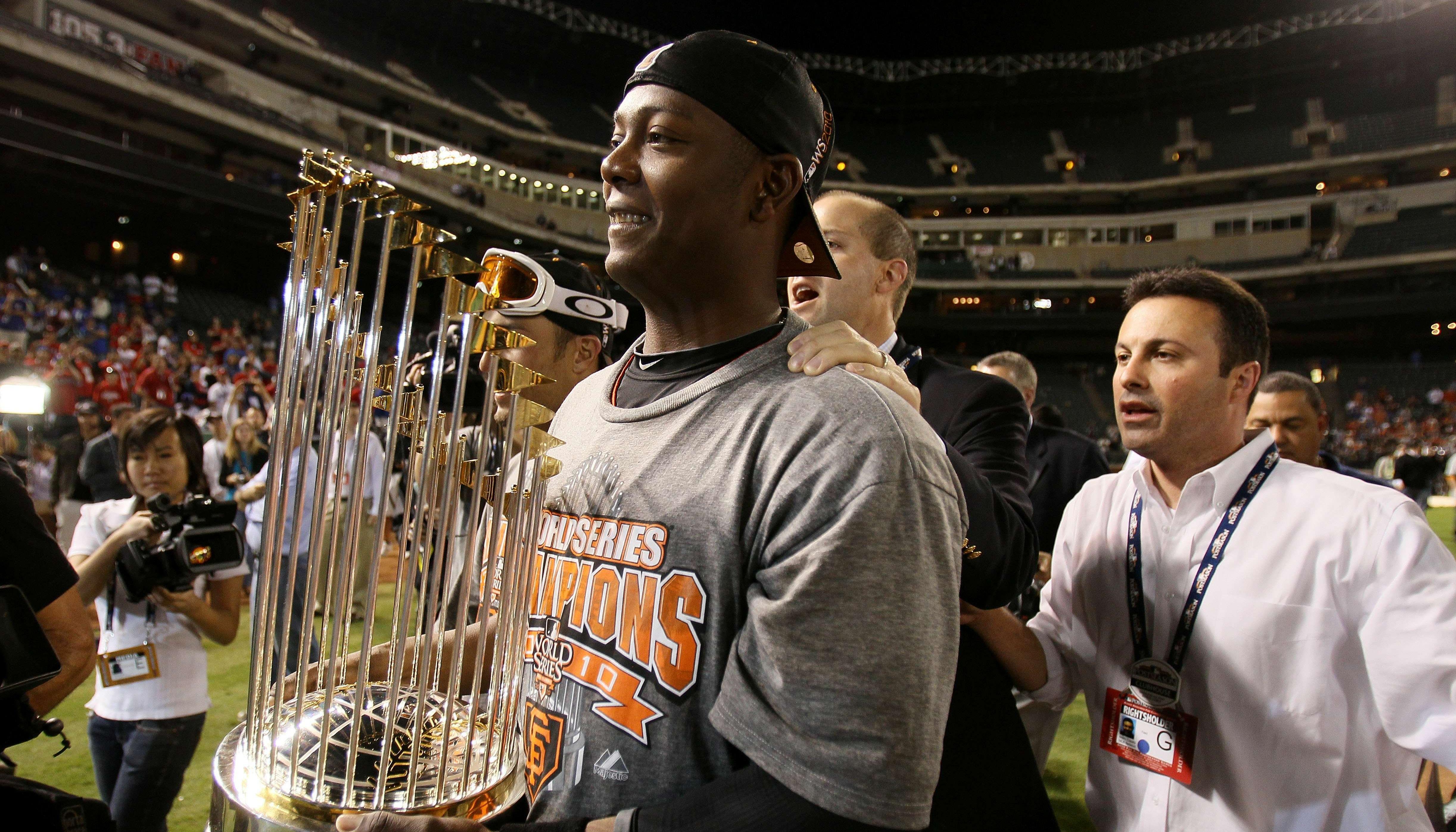 Édgar Rentería con el trofeo de campeón de la Serie Mundial con los Gigantes.