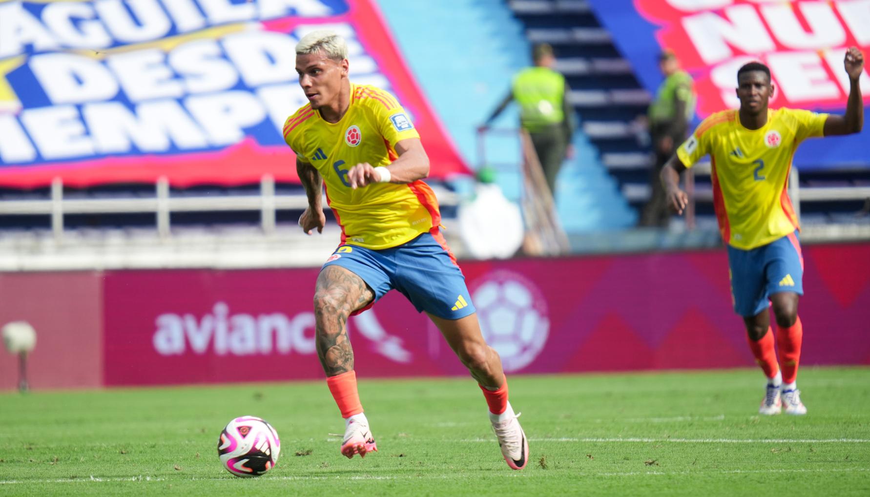 El mediocampoista Richard Ríos durante el partido contra Argentina.