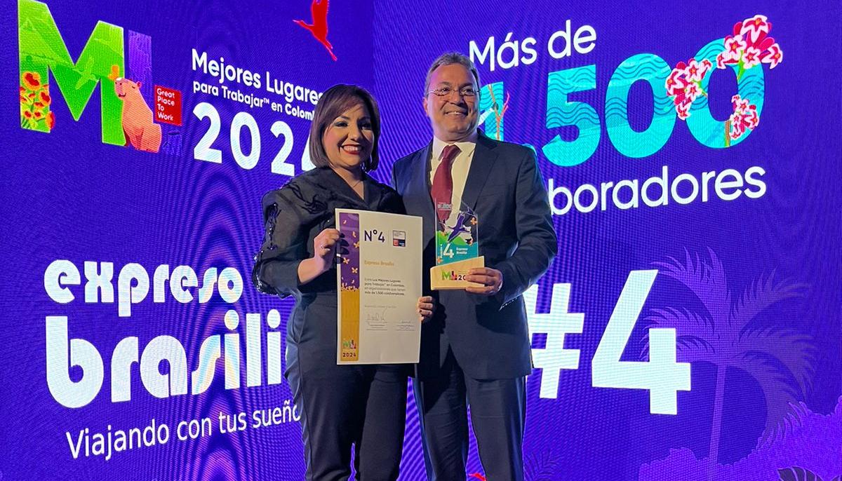 Eliana Corro, Jefe de Cultura y Desarrollo Organizacional, y Alfredo De León, Gerente General de Expreso Brasilia, recibiendo el reconocimiento de Great Place to Work en Bogotá.