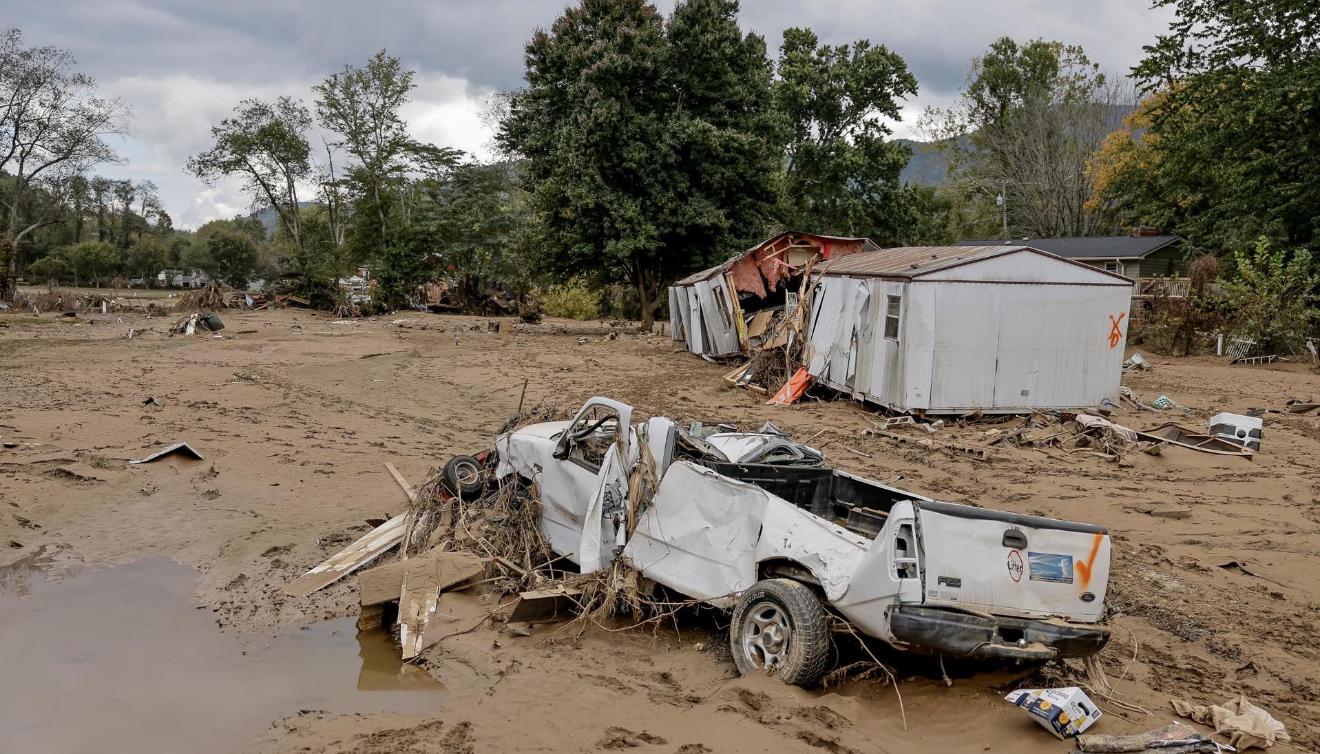 Restos de una casa móvil y un vehículo a lo largo del río Swannanoar, Carolina del Norte.