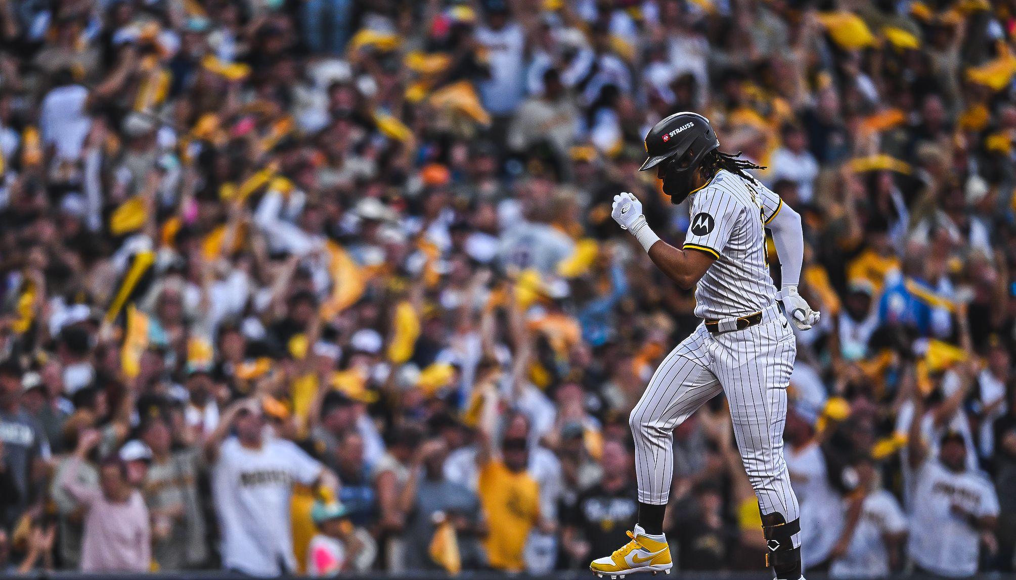 Fernando Tatis Jr. celebra tras conectar un jonrón de dos carreras. 