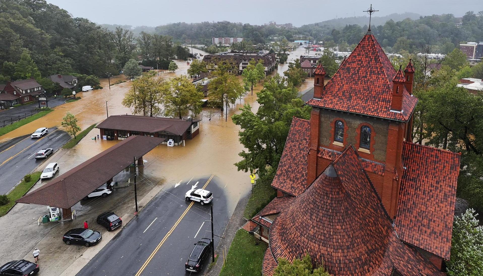 Calles de Asheville, Carolina del Norte, EE.UU., tras el paso de Helene.