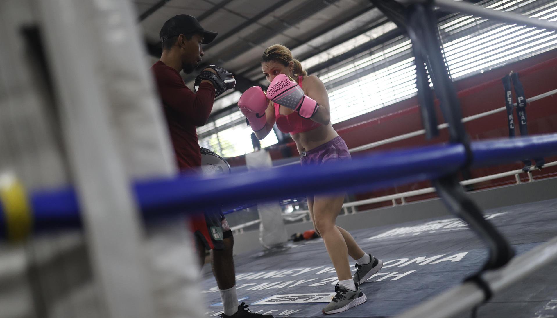 Anahomi Jiménez, de 36 años, entrenando boxeo en el Gimnasio Pedro 'Rockero' Alcázar. 