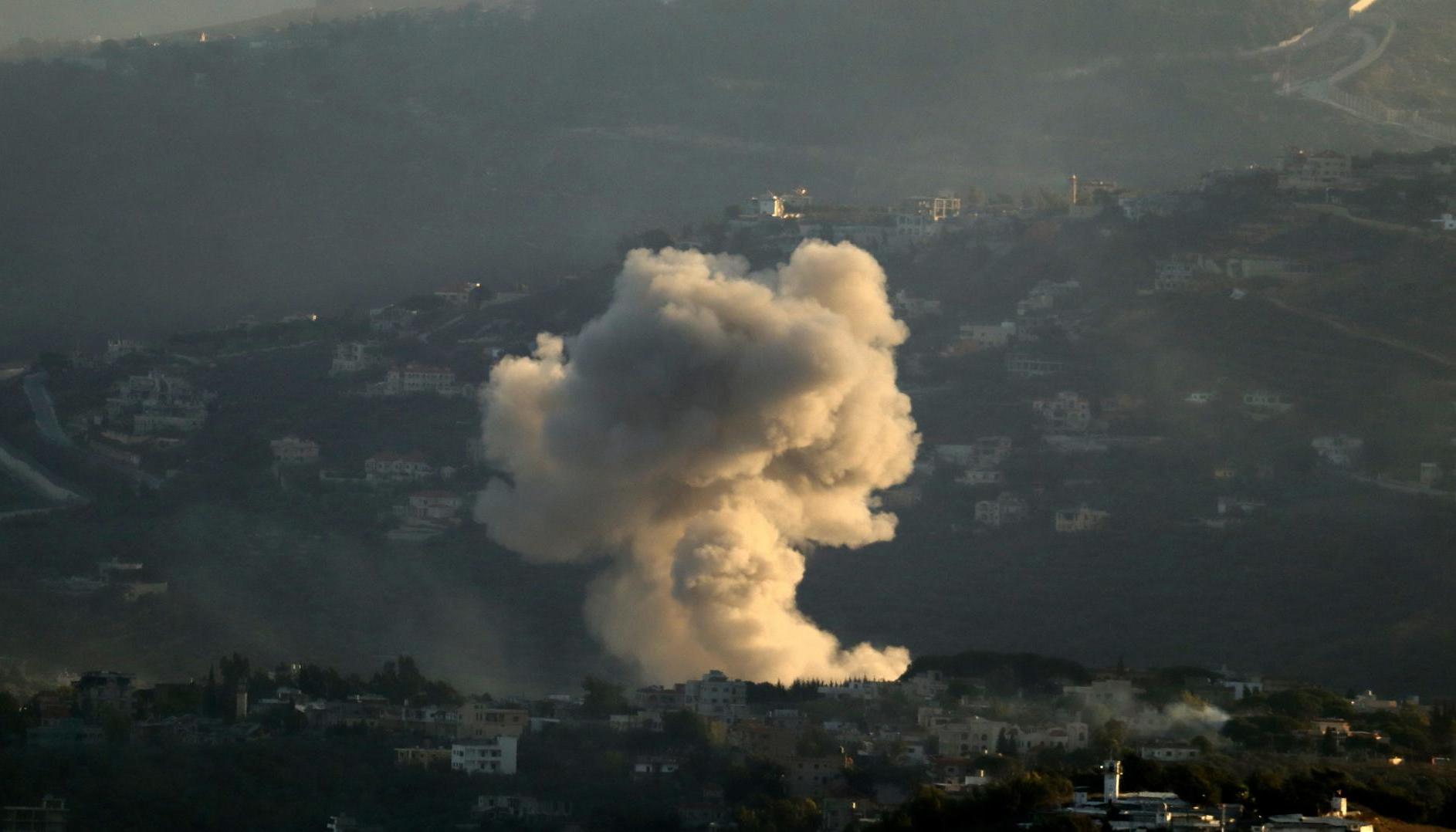 Columna de humo tras un ataque israelí en la villa de Kafr Kila, en el sur del Líbano.