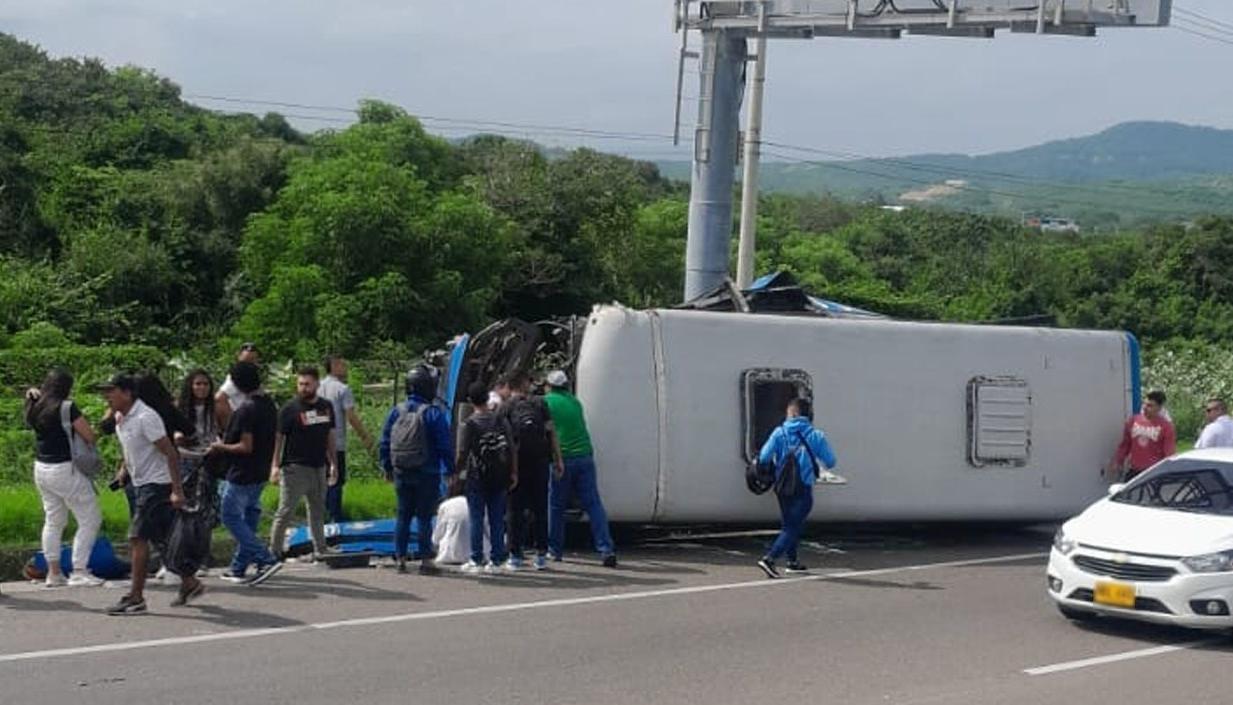 Así quedó la buseta tras el accidente. 