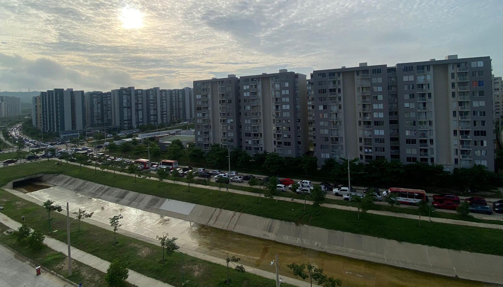 El trancón de varias cuadras en Alameda del Río.